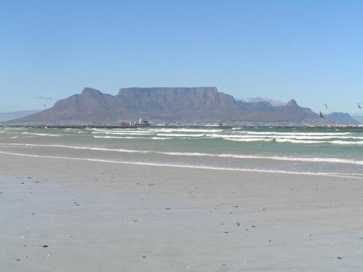 Small Bay Guest House Bloubergstrand Exterior foto